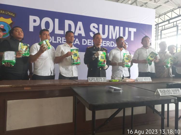 Personel Simpang Keuramat Strong Poin Pagi dan Layani Murid SD