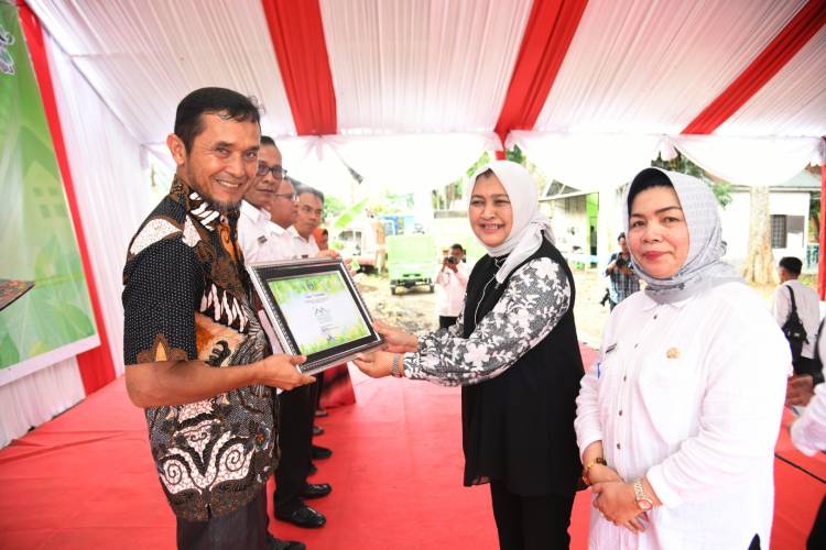 Resmikan Bank Sampah Rumah Hijau, Nawal Lubis: Ubah Kebiasaan Membuang dan Membakar Sampah