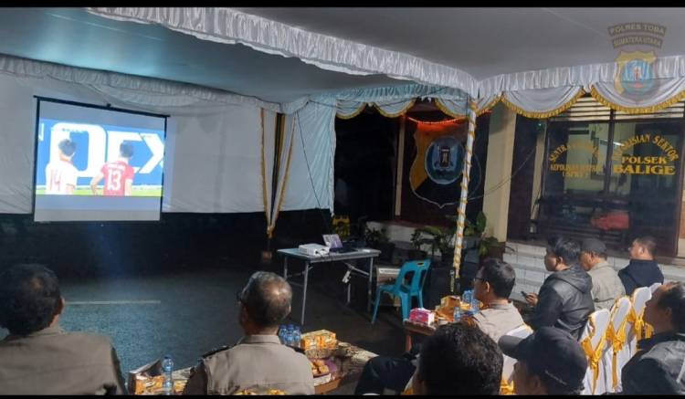 Nonton Bareng Kapolres Dan Masyarakat Toba