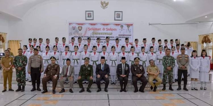 Bupati Kukuhkan Paskibraka Kabupaten Humbahas 2023