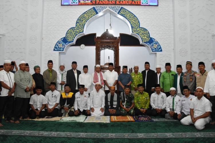 Danrem 023/KS Dampingi Pangdam I/BB Sholat Subuh Berjamaah di Masjid Nurul Iman Pandan