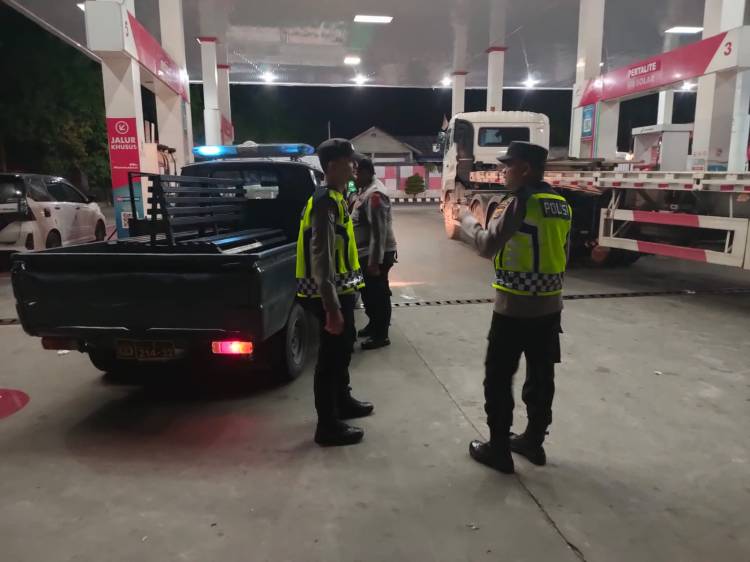 Personel Polsek Muara Satu Patroli Malam Hari di SPBU