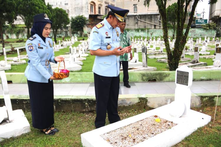 Upacara Tabur Bunga dan Ziarah Taman Makam Pahlawan Sebagai Rangkaian HDKD ke 78