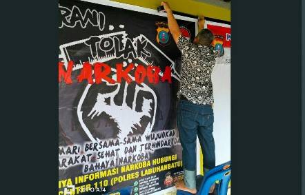 Polsek Bilah Hulu Pasang Spanduk Tolak Narkoba