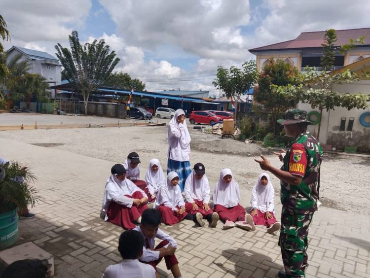 Babinsa Koramil 1710-02/Timika Berikan Pelatihan Kepada Siswa Siswi SD Permata Papua