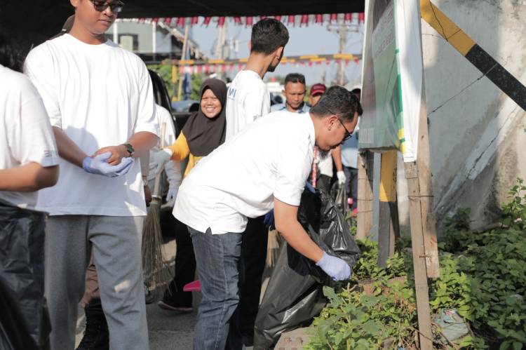 Semarak HUT RI ke 78, Puluhan Volunteer PLN Gelar Aksi Bersih Lingkungan