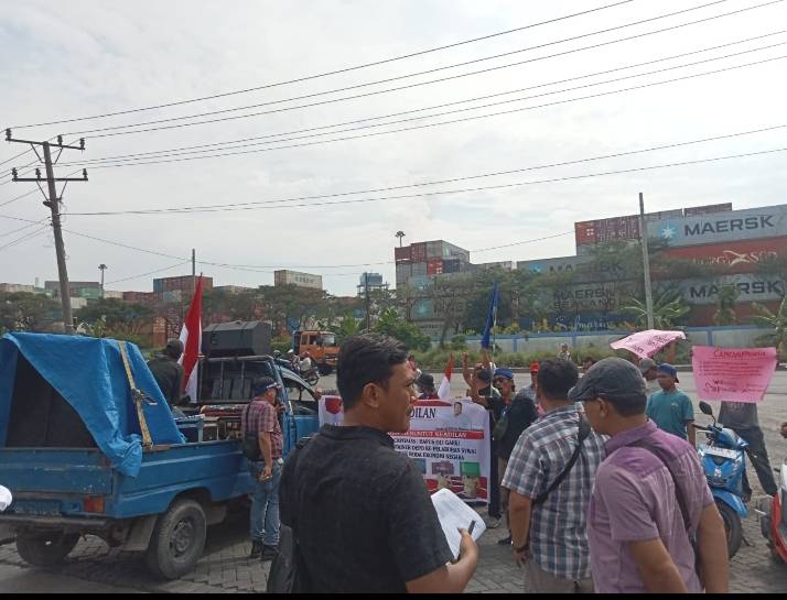 Pintu Gerbang Depo Container PT Tanto Diblokir Supir Truk