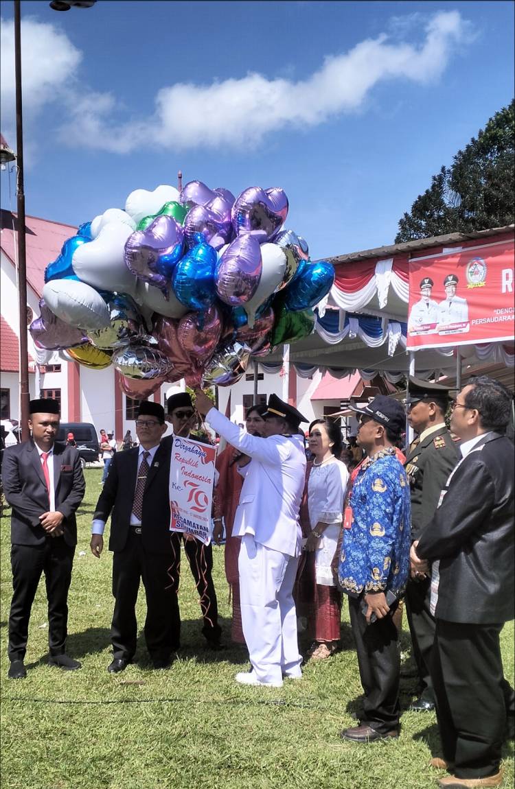 Perayaan HUT RI di Kecamatan Sigumpar Terbangkan Balon
