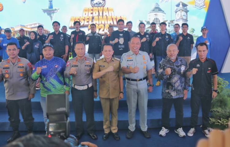 Pj Gubernur Sumut Fatoni bersama Tokoh Pembina Samsat Nasional Teken Gerakan 1.000 Tanda Tangan Pencanangan Tertib di Jalan Sambut PON XXI