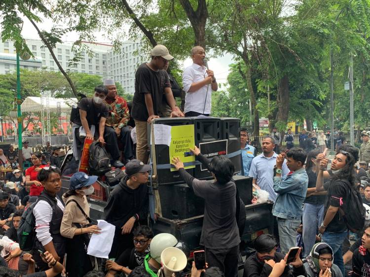 Temui Massa Aksi, Sutarto Bacakan dan Teken Tuntutan Mahasiswa Kawal Putusan MK