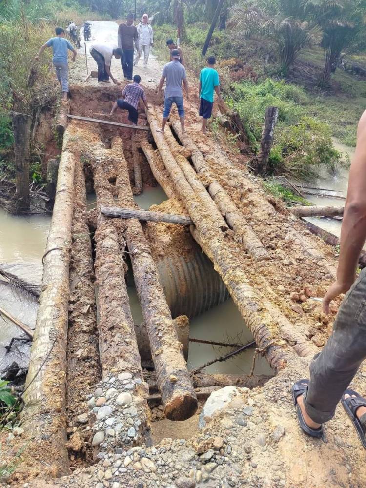 Jembatan Desa Tunas Karya Sikara-kara II Kecamatan Natal  Mengundang Maut