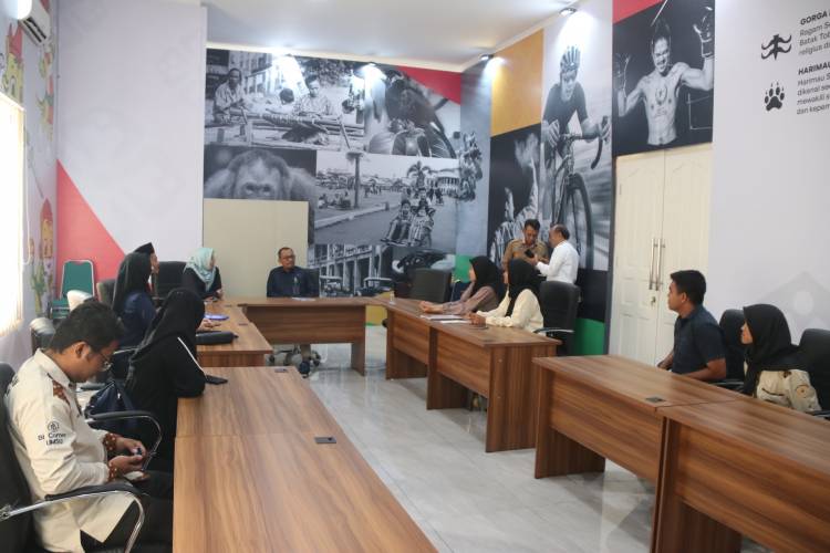 Terima Relawan Perpustakaan UMSU,, Ilyas Sitorus Apresiasi Mahasiswa Bakti Sosial Literasi di Pedesaan