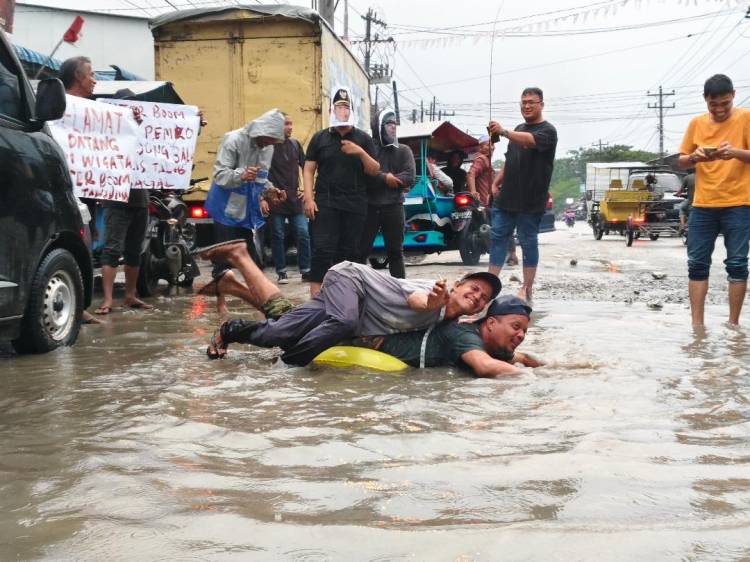 Protes Jalan Rusak, Warga Tanjungbalai "Berenang" dan "Memancing"