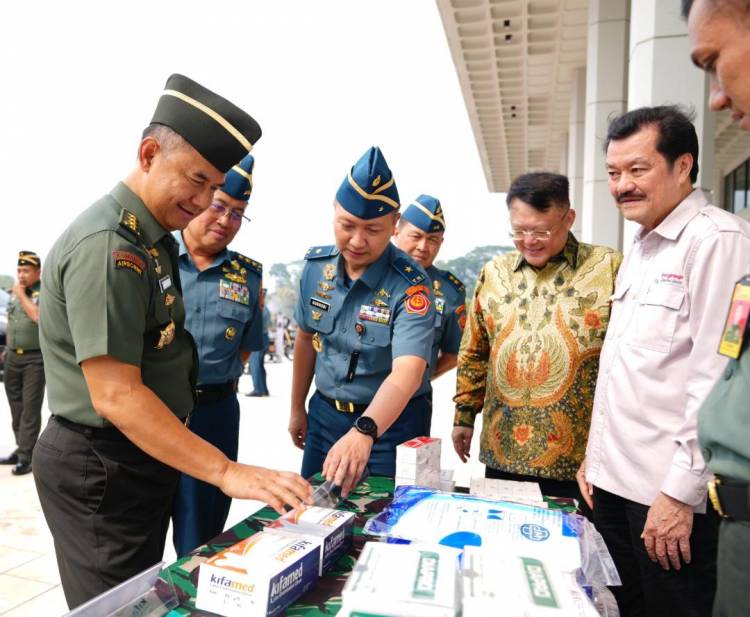 Kasum TNI Pimpin Acara Penyerahan Kendaraan Dinas UO Mabes TNI dan Alat Kesehatan Di Mabes TNI
