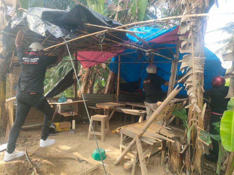 Barak Narkoba di Pekan Jum'at Dirobohkan dan Dibakar Polsek Medan Tembung dan Muspika Percut Sei Tuan