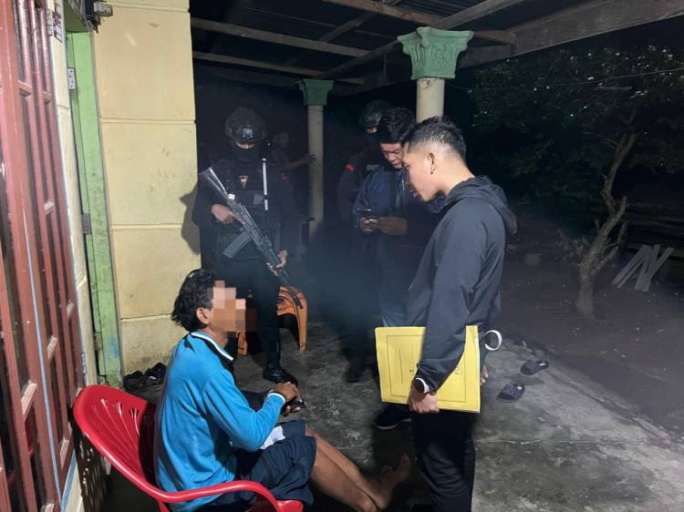 Brimob Polda Sumut Tangkap 5 Pencuri Sawit di PTPN 4