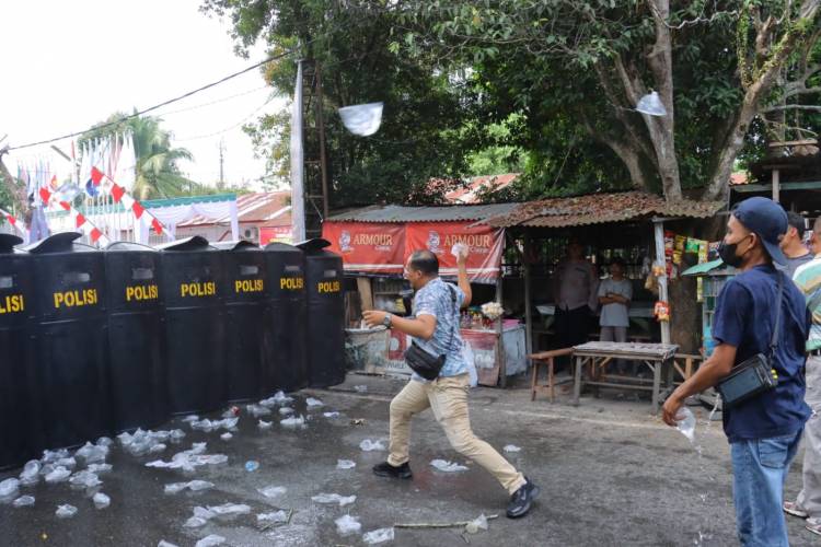 Kantor KPU Diserang Warga