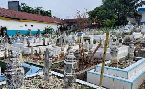 Duplikat Bambu Runcing Berbendera Merah Putih Dipemakaman Pejuang Di Pekuburan Tanah Wakaf Pandoan Rantauprapat Digondol OTK