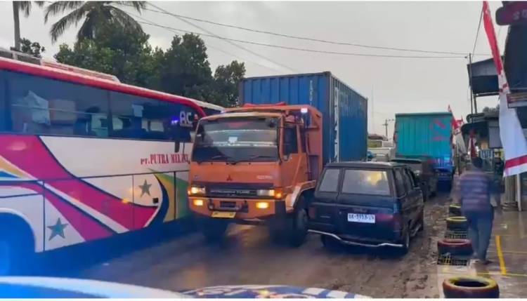 Macet "HOROR" di Jalinsum Asahan,  Kenderaan Terjebak 10 Jam Hingga Rabu