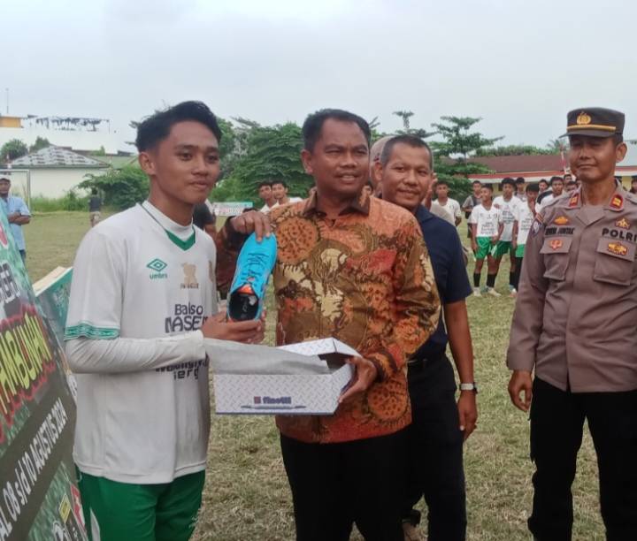 Raka Pandu Winata Meraih Predikat Pemain Terbaik Mini Soccer U-18 Piala Bupati Dan Wakil Bupati Sergai