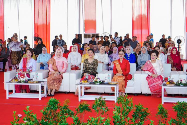 Berbusana Adat Mandailing, Bobby Nasution Pimpin Upacara HUT ke-79 Kemerdekaan RI