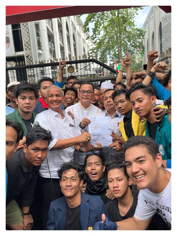 Terima Gabungan Aliansi Mahasiswa Sutarto Janji Kawal Putusan MK Hingga Terbit PKPU