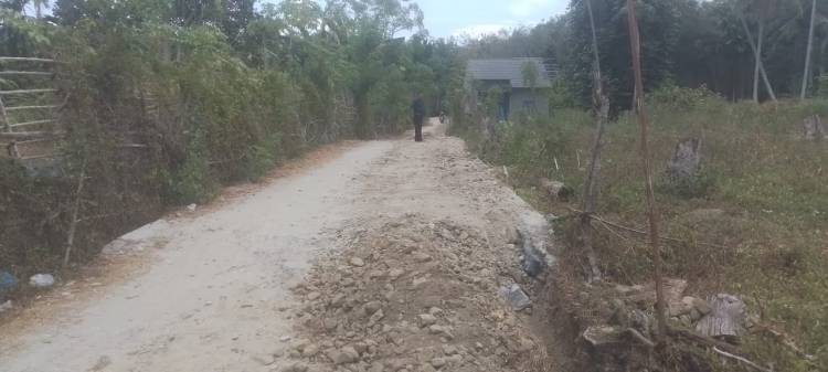 Pembangunan Baru SPAM Perpipaan Desa Mompang Julu Rusak Rabat Beton