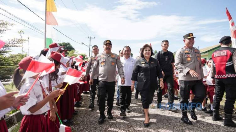 Wakapolri Komjen Pol Agus Andrianto Berikan Ribuan Paket Sembako Kepada Masyarakat Dairi