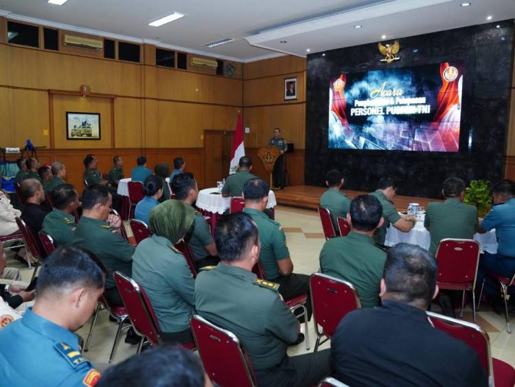 Kapuspen TNI Berikan Reward Kepada Prajurit Berprestasi dan Lepas Prajurit Mutasi Keluar PuspenTNI