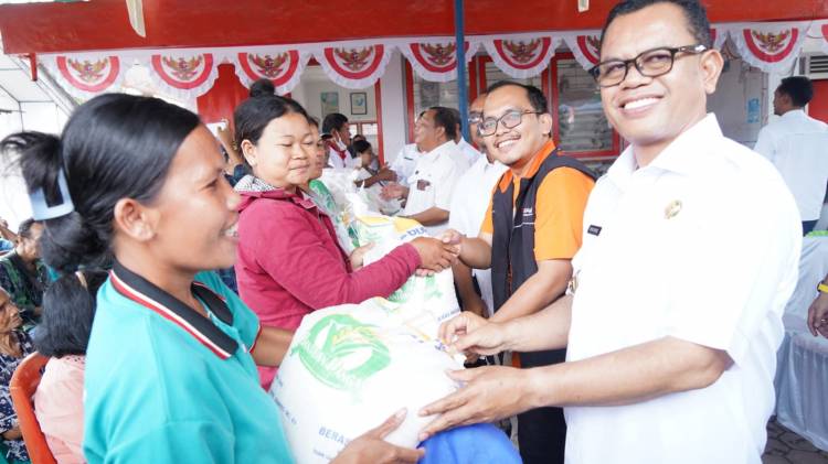 Bupati Toba Serahkan Bantuan Cadangan Pangan Beras Pemerintah