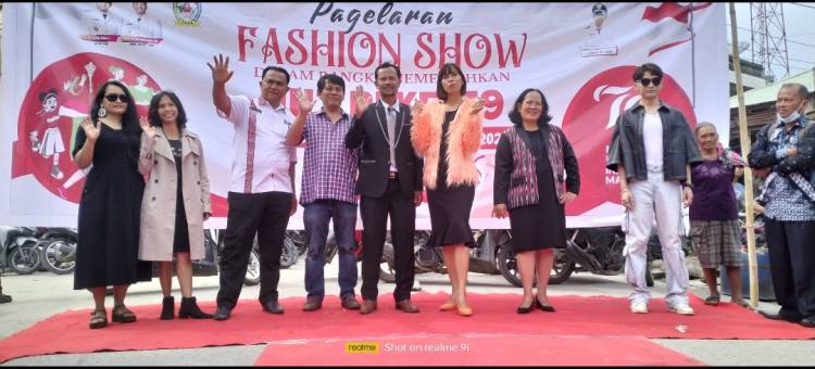 Fashion Show Silaen, Penonton Penuh Senyum