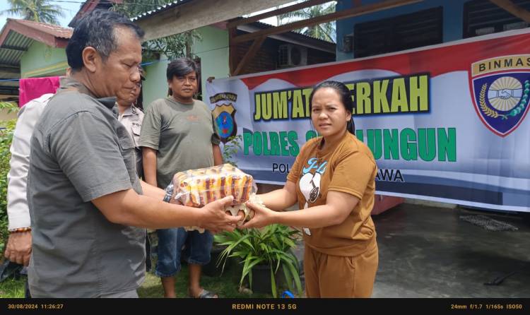 Polsek Tanah Jawa Gelar Jumat Berkah, Berikan Bantuan Sembako