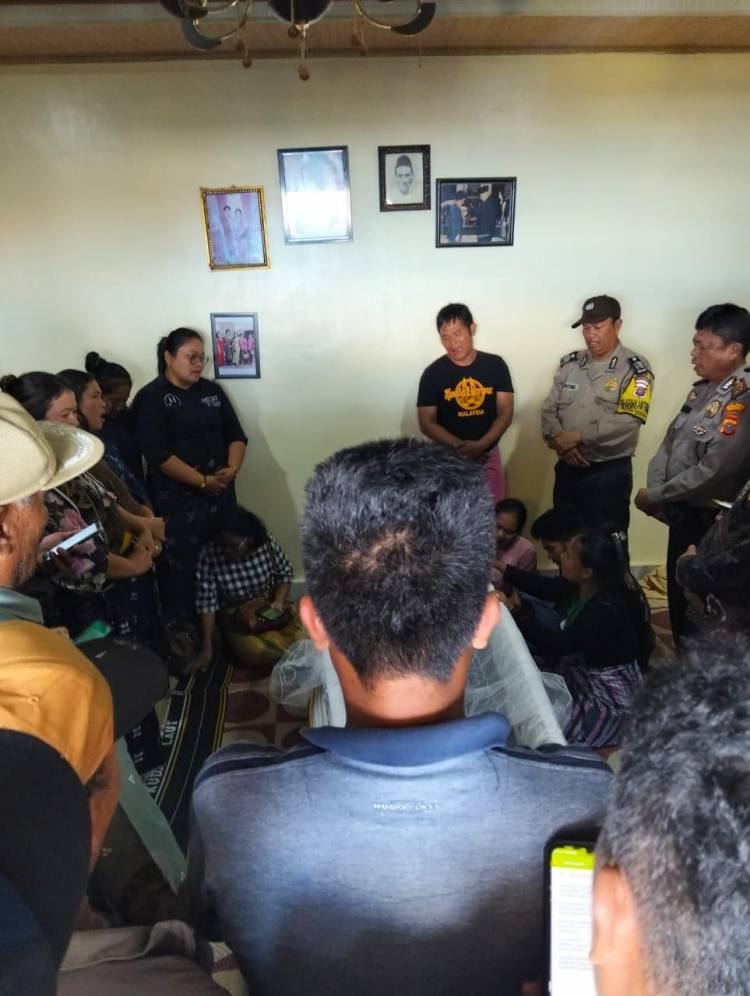 Kapolsek Saribu Dolok Melayat ke Rumah Duka Pangulu Nagori Ujung Mariah