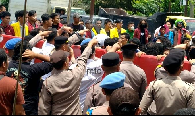 Bakar Ban Berujung Rusuh !, Kelompok Cipayung Dan Aliansi Mahasiswa Demo Polres Asahan