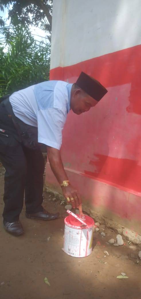 Potret 17 Agustus, Jurnalis Bantu Cat Sekolah Sukarela