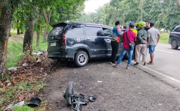 Bonceng Tiga Naik NMAX, Sekeluarga Tewas Dihantam Mobil