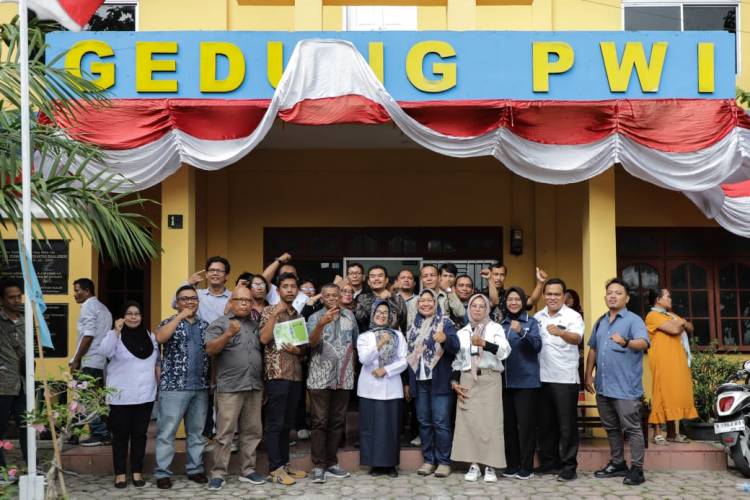 Wali Kota Susanti Serahkan Kartu dan Sertifikat UKW Angkatan 57 2023 di Kantor PWI Siantar