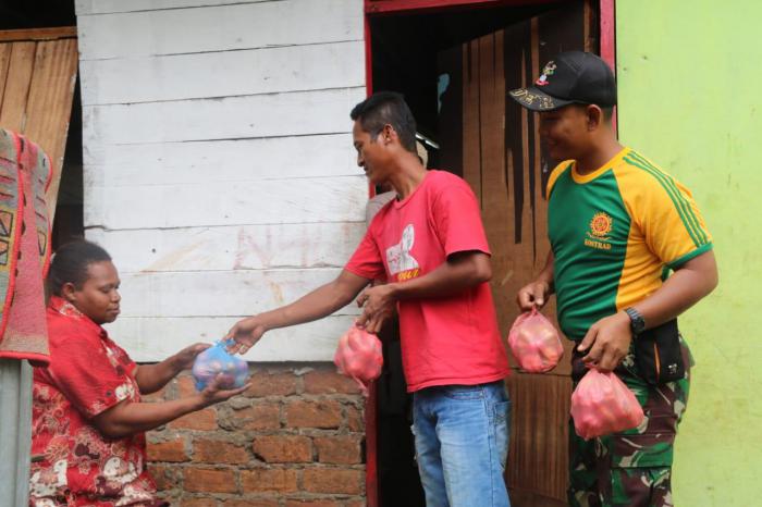 Personel Satgas Pamtas RI-PNG Yonif 411 Kostrad Bantu Panen Tomat di Kampung Sota