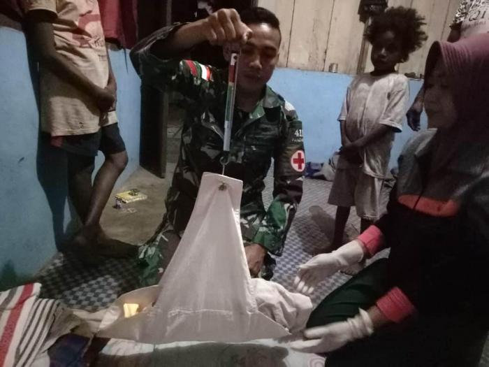 Personel Satgas Yonif MR 411/Pandawa Kostrad Bantu Persalinan Warga di Tapal Batas