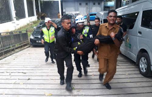 Sekurity DPRD Medan Kena Lemparan Batu Pingsan danKepala Berdarah 