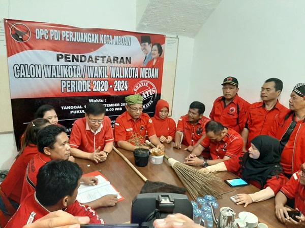 Bawa Sapu Hingga Mie Balap, Akhyar Kembalikan Formulir Pencalonan Wali Kota ke Kantor PDIP Medan