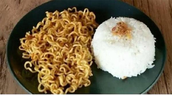 Catat ! Ini Bahaya Makan Nasi dengan Mie Instant Bersamaan
