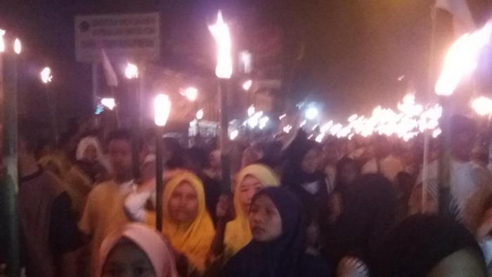 Ribuan Umat Islam Pesisir Pantai Belawan Pawai Obor