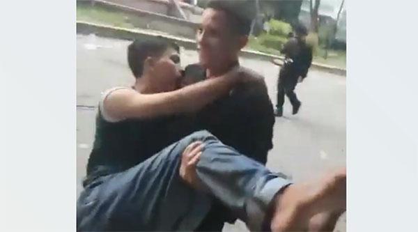 Aksi-Aksi Menyejukan Personil Polri dan Pendemo Saat Unras di DPRD Sumut