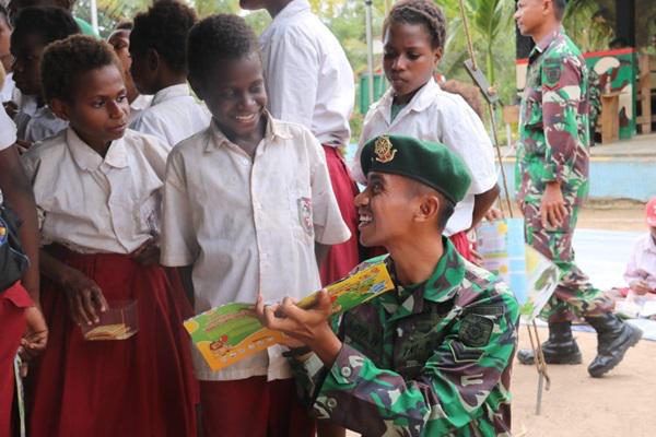 Mobil Pintar Satgas Yonif Mekanis Raider 411 Kostrad Datangi Kampung Rawabiru Papua