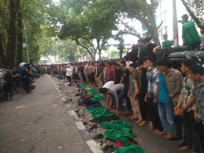 Mahasiswa Bersama Polisi Salat Ashar Berjemaah di Depan DPRDSU