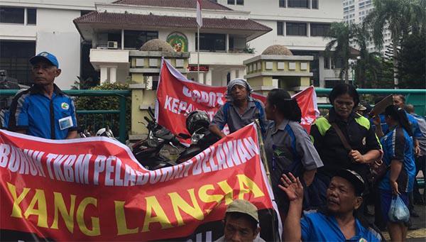 Puluhan Massa Primkop TKBM Belawan Demo ke Kantor Walikota