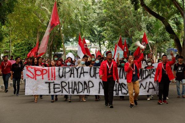 Demo di DPRD Sumut, GMNI Medan Protes Intimidasi Polisi 