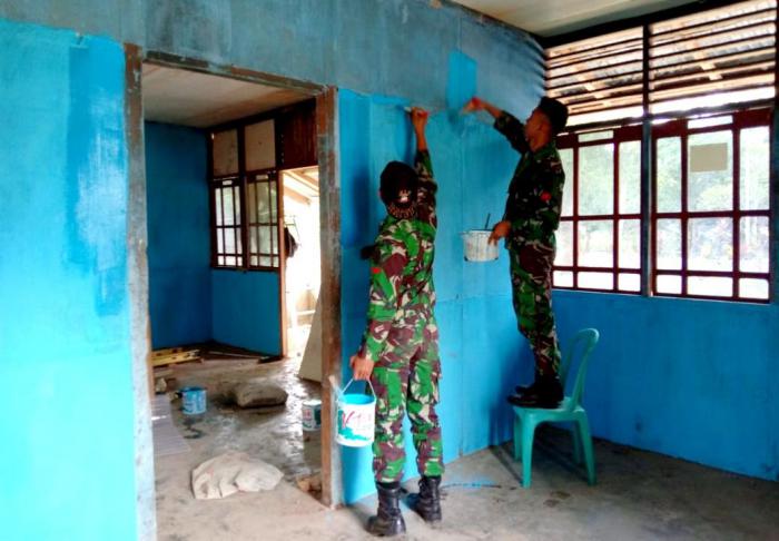 Prajurit TNI Yonif 411 Kostrad Renovasi SD Inpres Rawa Biru Perbatasan RI-PNG
