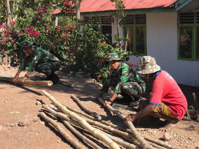 Manunggal Dengan Rakyat, Satgas Pamtas Yonif 132/BS Bantu Bangun Pagar Puskesmas